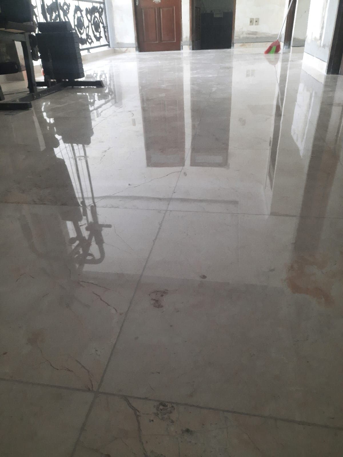 Hasil poles tegel vintage oleh Selina Poles Lantai — warna asli kembali terang, bebas retak, tampilan estetika klasik