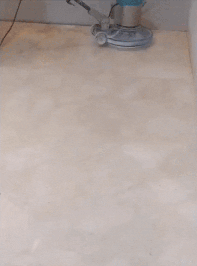 Tim profesional Selina Poles Lantai sedang mengerjakan restorasi lantai dengan peralatan modern dan teknik diamond polishing untuk hasil maksimal